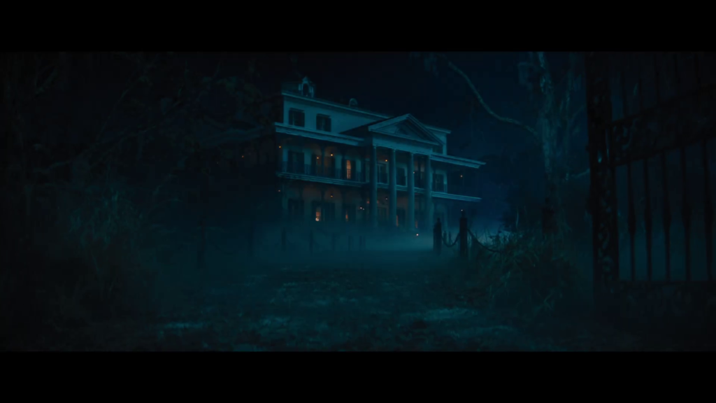 haunte-mansion-disney-house-in-the-dark-with-fog-new-trailer-shot